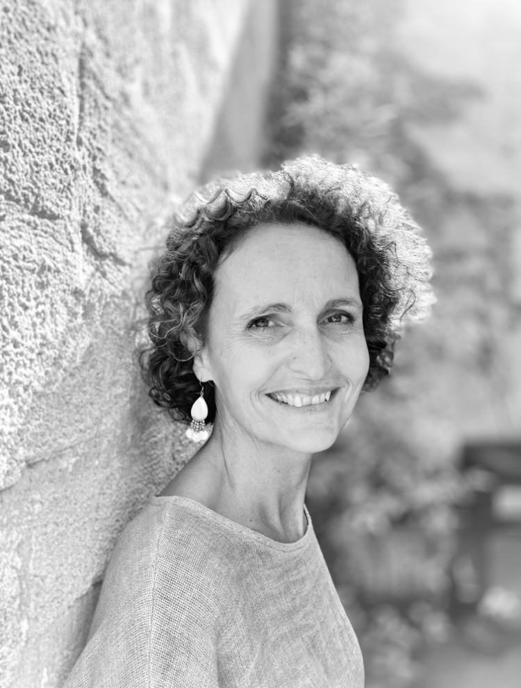 Cécile de Linage, art-thérapeute certifiée Bordeaux / Atelier MATIÈRES & SOI