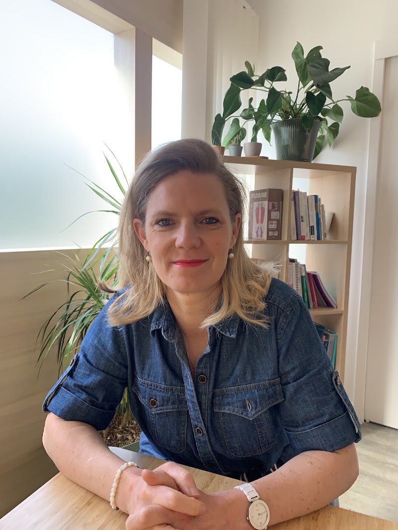 Sybille DESJOBERT-DE LA BROSSE - Réflexologue, Formatrice en Réflexologie, spécialisée gestion stress, douleur, sommeil.